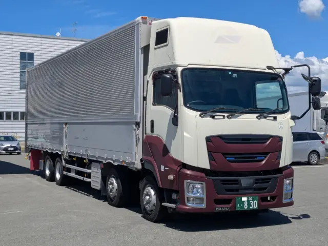 いすゞ ギガ QPG-CYJ77B(8x4)の写真2
