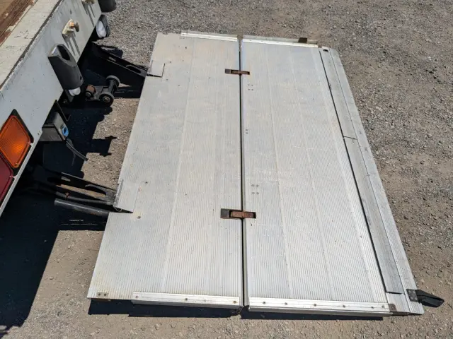 いすゞ フォワード 2PG-FRR90S2(2WD)の写真9