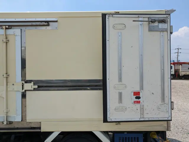 いすゞ エルフ TRG-NHR85AN(2WD)の写真21