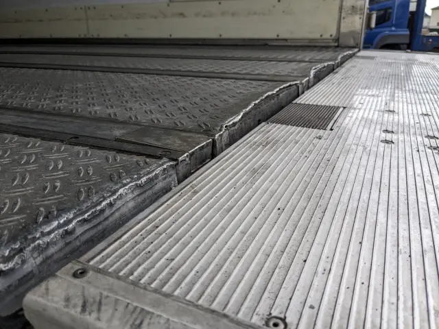 日野 プロフィア QKG-FW1EXBG(8x4)の写真14