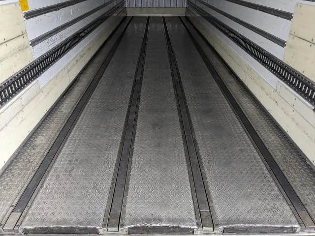 日野 プロフィア QKG-FW1EXBG(8x4)の写真17