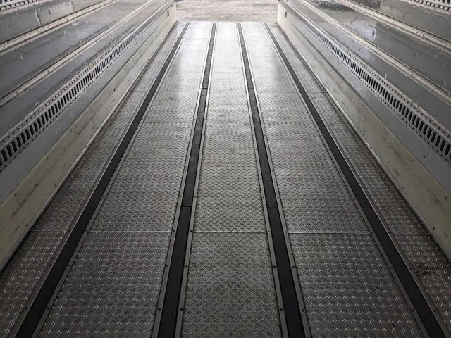 日野 プロフィア QKG-FW1EXBG(8x4)の写真22