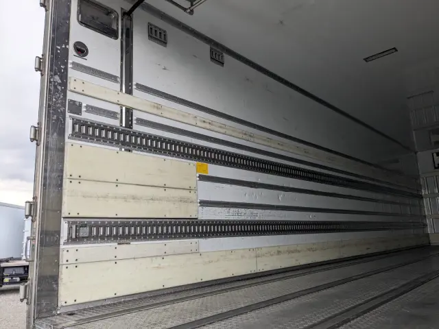 日野 プロフィア QKG-FW1EXBG(8x4)の写真24