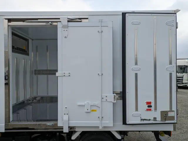 三菱 キャンター 2RG-FBAV0(2WD)の写真21