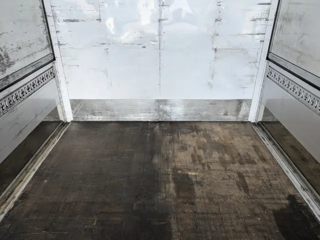 いすゞ ギガ 2PG-CYJ77C(8x4)の写真9