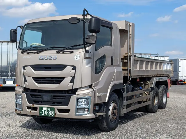 いすゞ ギガ QKG-CYZ77BM(6x4)の写真1