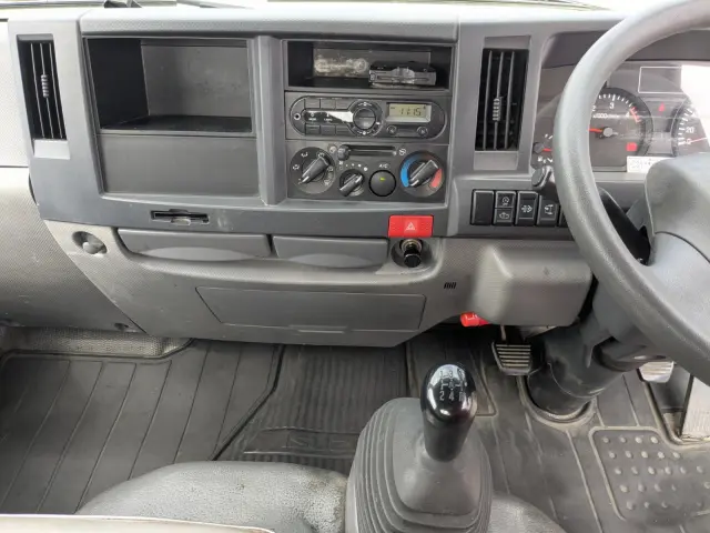 いすゞ エルフ TRG-NHR85A(2WD)の写真32