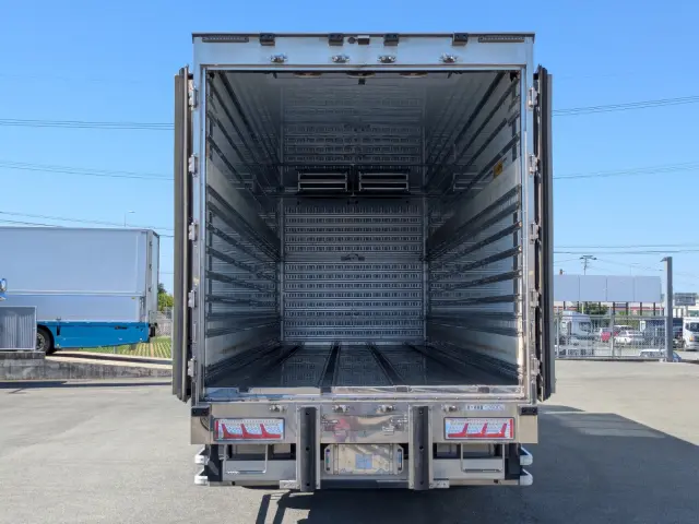 いすゞ ギガ 2PG-CYJ77C(8x4)の写真9