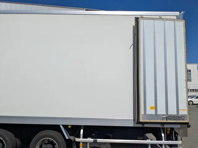 いすゞ ギガ 2PG-CYJ77C(8x4)の写真10