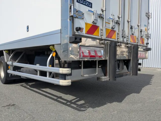 いすゞ ギガ 2PG-CYJ77C(8x4)の写真6