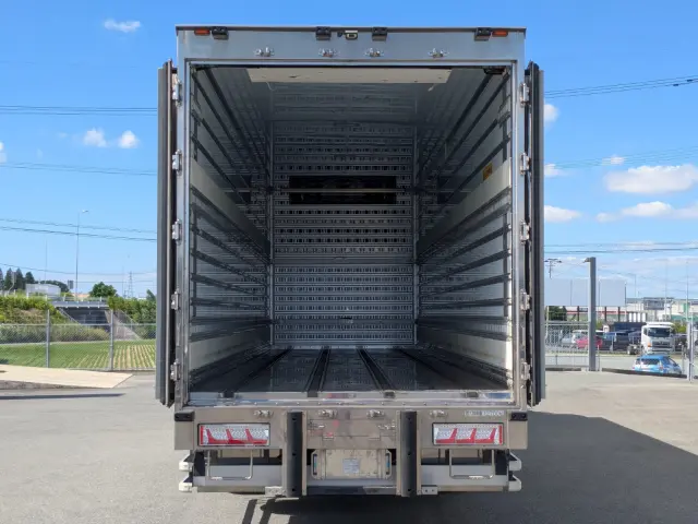いすゞ ギガ 2PG-CYJ77C(8x4)の写真9