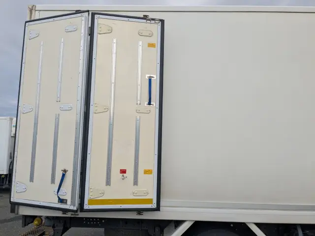 いすゞ エルフ 2RG-NPR88AN(2WD)の写真31