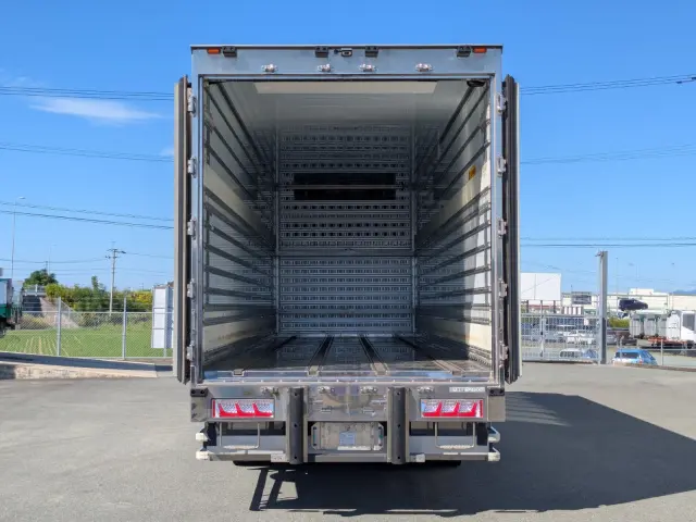 いすゞ ギガ 2PG-CYJ77C(8x4)の写真9