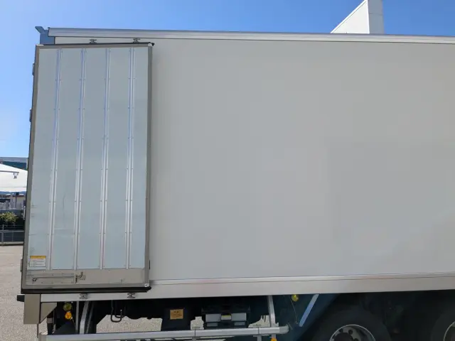 いすゞ ギガ 2PG-CYJ77C(8x4)の写真15