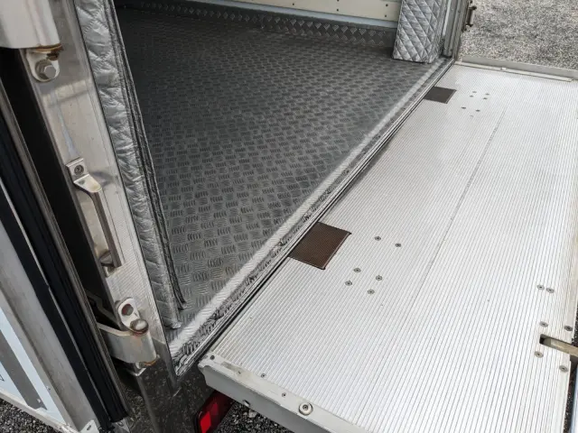 いすゞ フォワード TKG-FRR90S2(2WD)の写真13