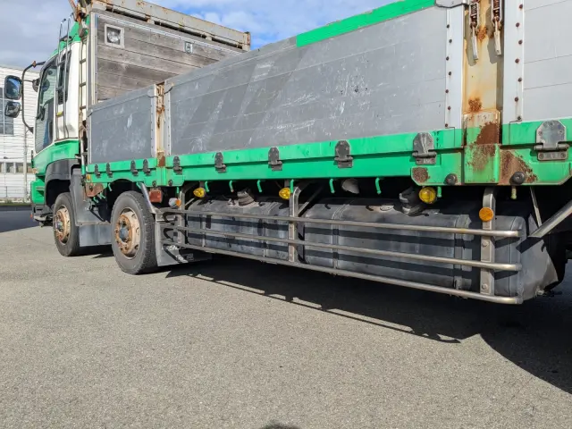 いすゞ ギガ QKG-CYJ77A(8x4)の写真13