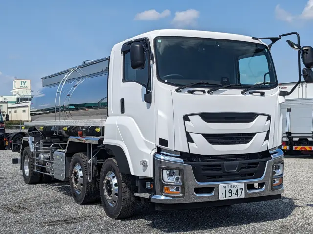 いすゞ ギガ 2PG-CYE77DM(6x2)の写真2