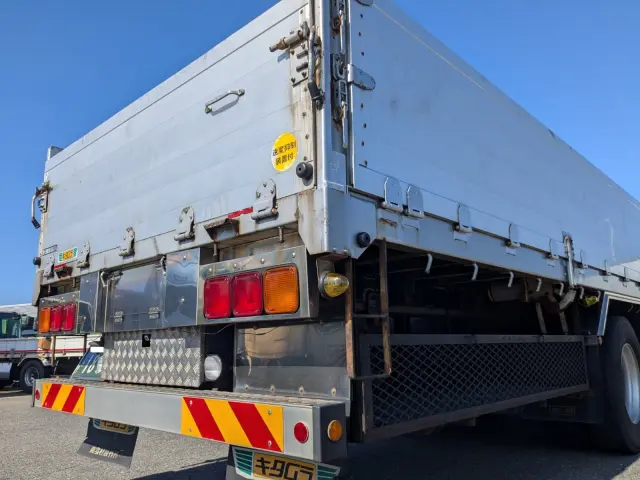 いすゞ ギガ QKG-CYL77B(6x2)の写真7