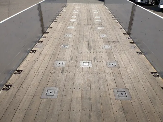 いすゞ ギガ QKG-CYL77B(6x2)の写真16