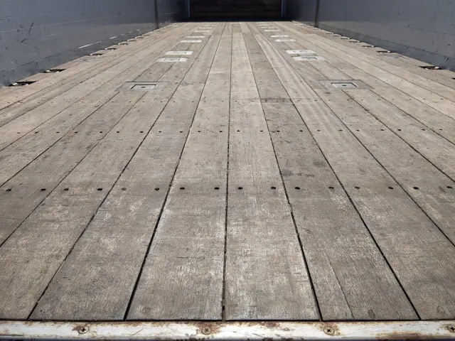 いすゞ ギガ QKG-CYL77B(6x2)の写真17