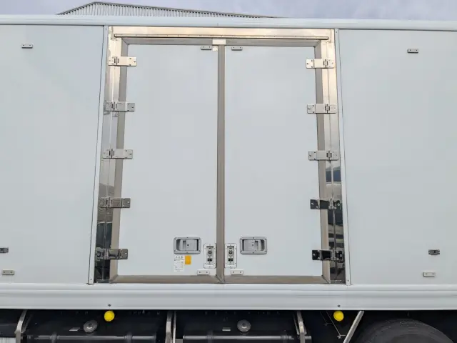 日野 プロフィア 2DG-FR1AHC(6x2)の写真15