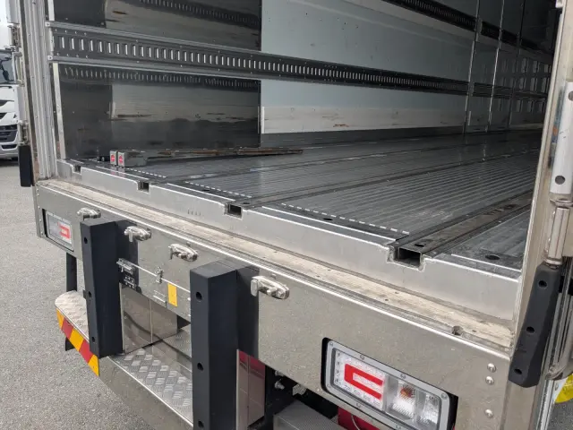 日野 プロフィア 2DG-FR1AHC(6x2)の写真21