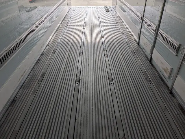 日野 プロフィア 2DG-FR1AHC(6x2)の写真27