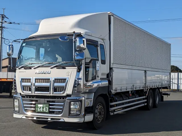 いすゞ ギガ QKG-CYL77A(6x2)の写真1