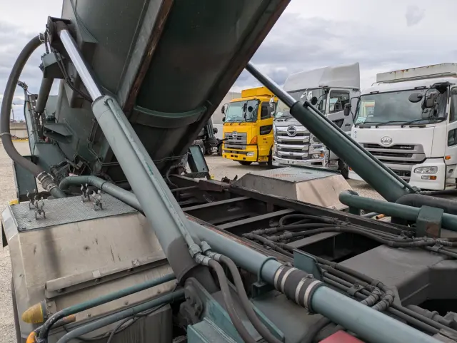 いすゞ ギガ 2KG-CVR60C(2WD)の写真18