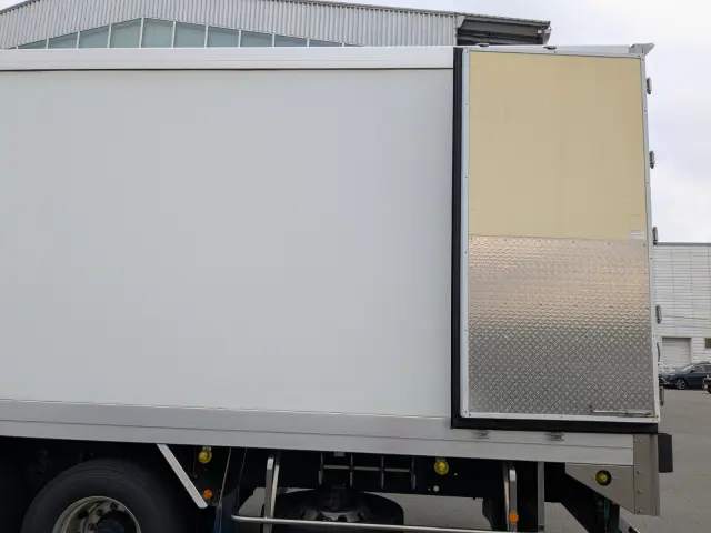 いすゞ ギガ 2KG-CYL77C(6x2)の写真9