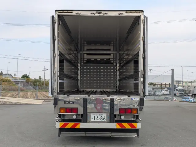 いすゞ ギガ 2KG-CYL77C(6x2)の写真10