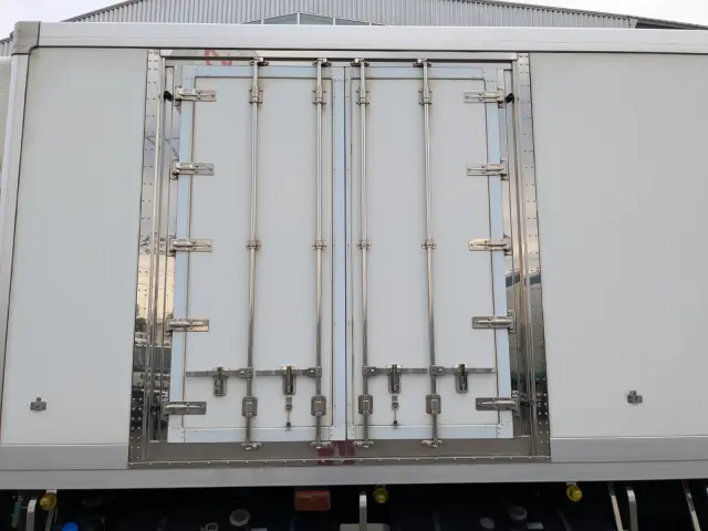 いすゞ ギガ 2KG-CYL77C(6x2)の写真15