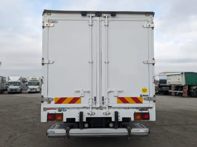 いすゞ フォワード LKG-FTR90T2(2WD)の写真6