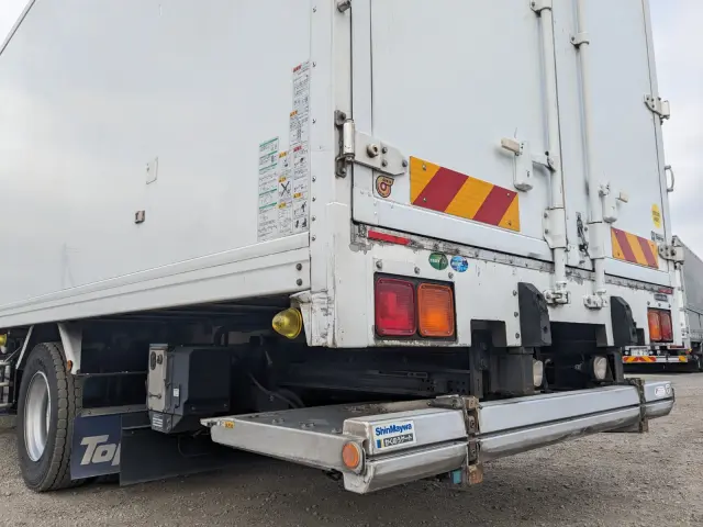 いすゞ フォワード LKG-FTR90T2(2WD)の写真8