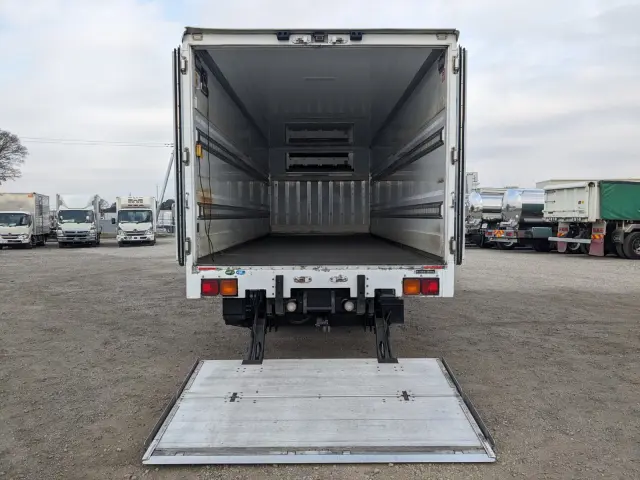 いすゞ フォワード LKG-FTR90T2(2WD)の写真9