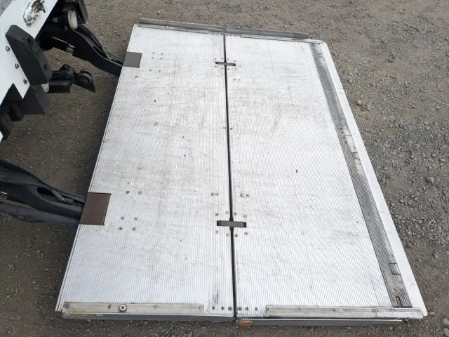 いすゞ フォワード LKG-FTR90T2(2WD)の写真10