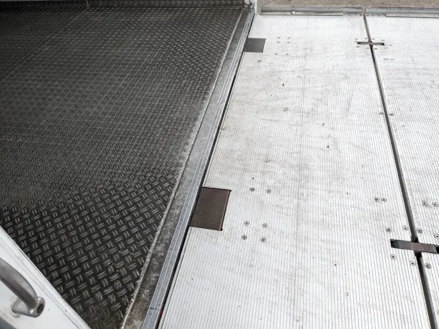 いすゞ フォワード LKG-FTR90T2(2WD)の写真11