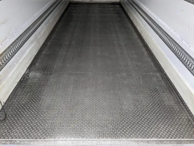 いすゞ フォワード LKG-FTR90T2(2WD)の写真14