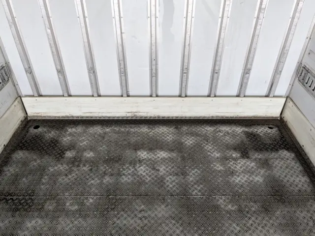 いすゞ フォワード LKG-FTR90T2(2WD)の写真16