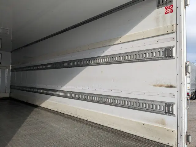 いすゞ フォワード LKG-FTR90T2(2WD)の写真20