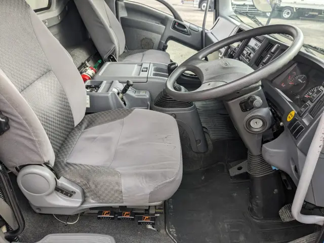 いすゞ フォワード LKG-FTR90T2(2WD)の写真38