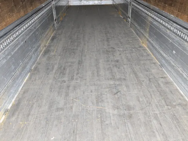 UD クオン QKG-CD5ZA(6x2)の写真21