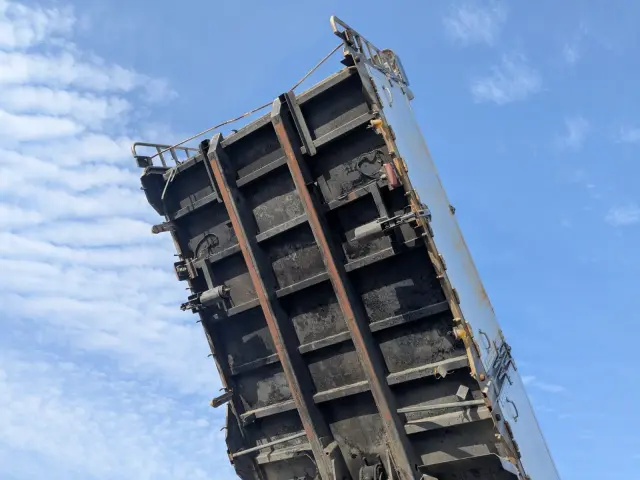 いすゞ ギガ PDG-CYM77R8(6x2)の写真16