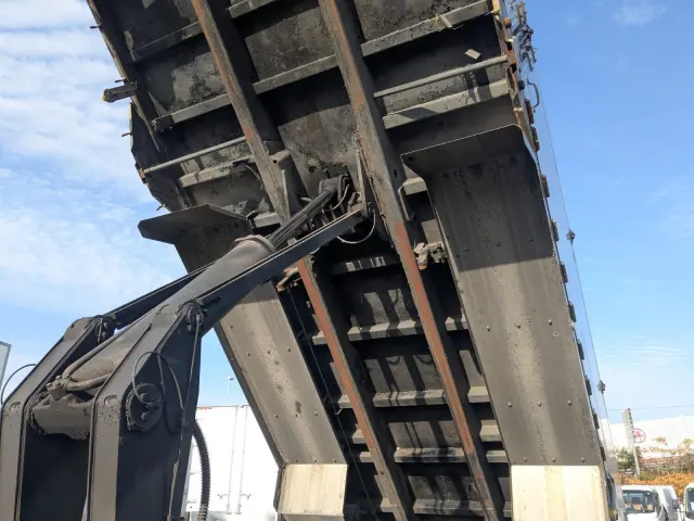 いすゞ ギガ PDG-CYM77R8(6x2)の写真17