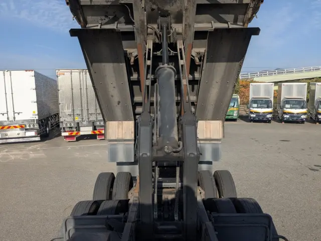 いすゞ ギガ PDG-CYM77R8(6x2)の写真23