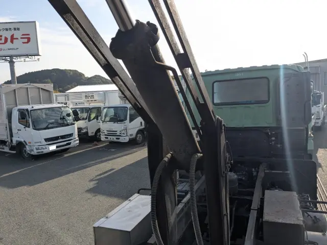 いすゞ ギガ PDG-CYM77R8(6x2)の写真26