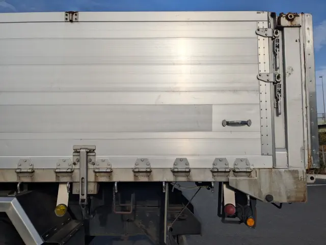 いすゞ ギガ PDG-CYM77R8(6x2)の写真29