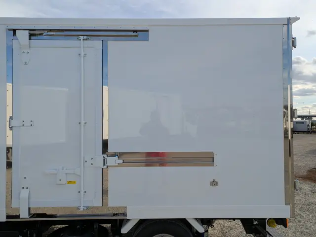 三菱 キャンター 2RG-FBAV0(2WD)の写真22