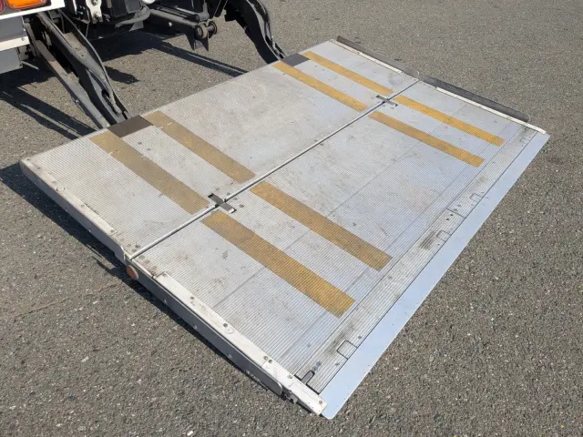 いすゞ フォワード LKG-FTR90T2(2WD)の写真10