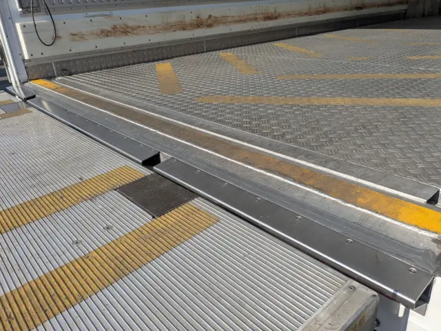 いすゞ フォワード LKG-FTR90T2(2WD)の写真13